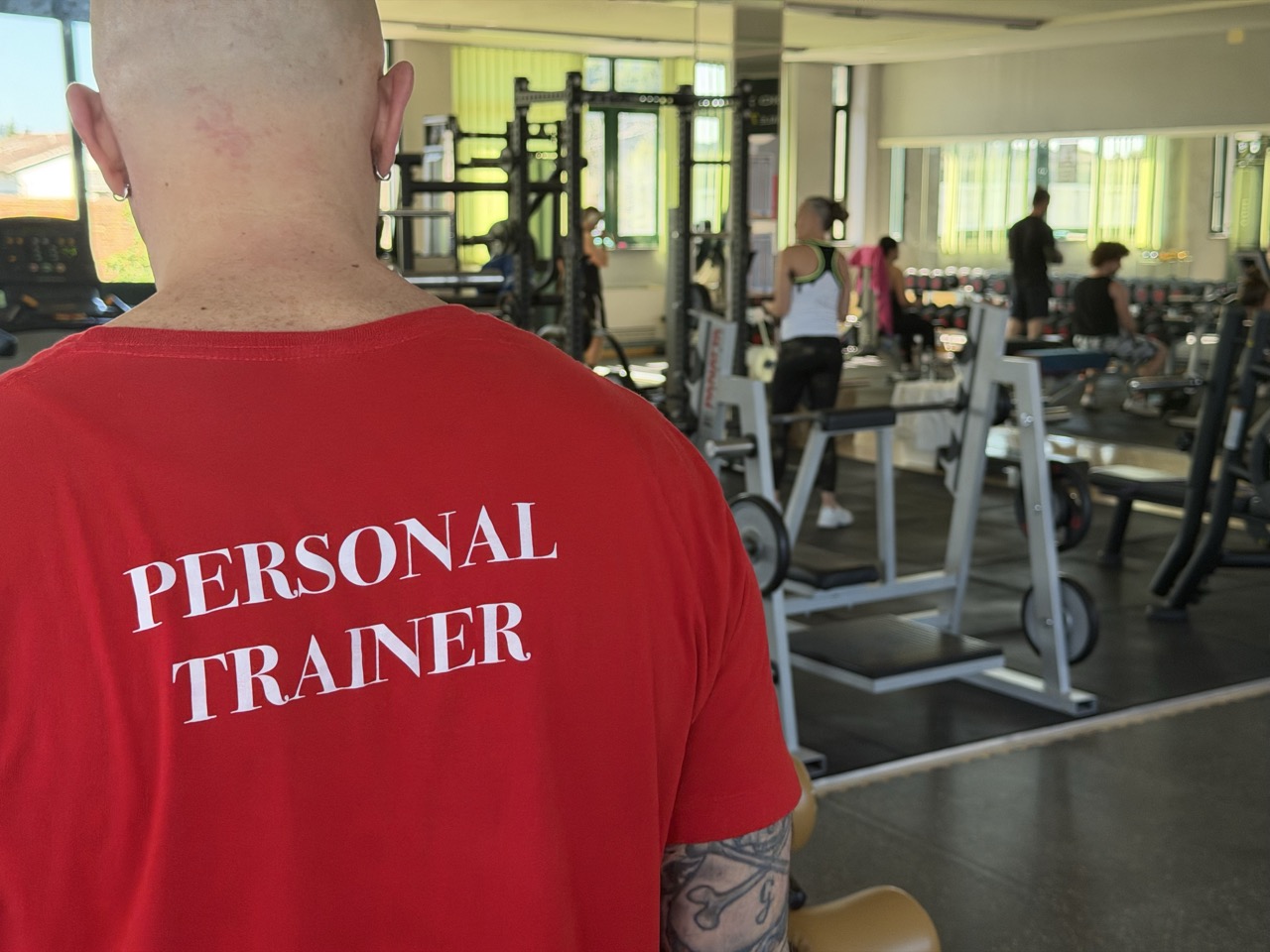 Personal trainer presente in sala pesi
